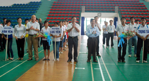 Lãnh đạo Sở Văn hóa - Thể thao và Du lịch tỉnh tặng hoa cho các đoàn tham gia.